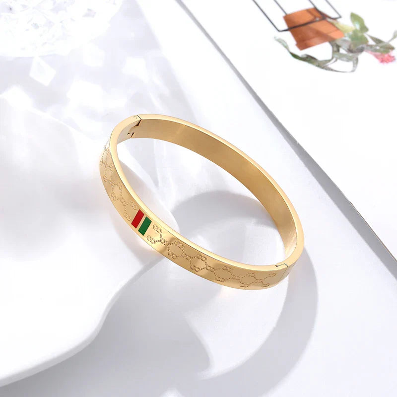 Élégance Italienne | Bracelet Doré avec Détails Inspirés du Luxe