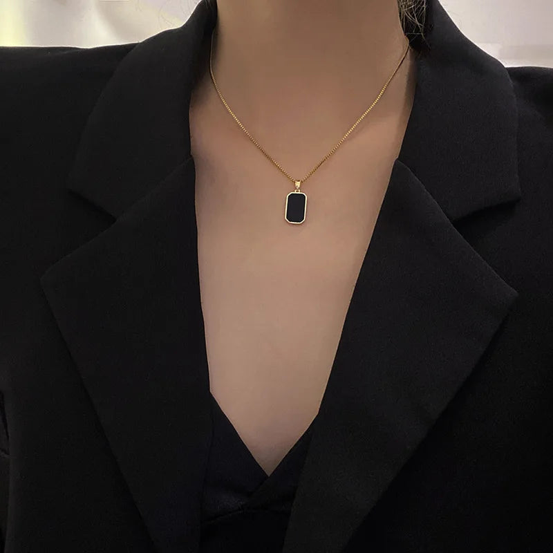 Élégance Noire | Collier Doré avec Pendentif Émaillé Noir