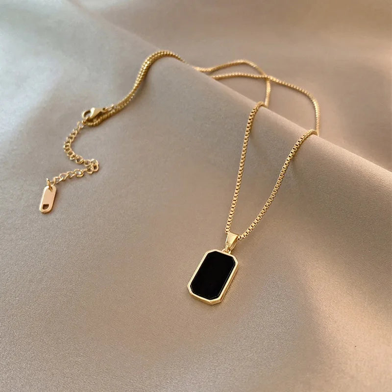 Élégance Noire | Collier Doré avec Pendentif Émaillé Noir