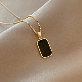 Élégance Noire | Collier Doré avec Pendentif Émaillé Noir